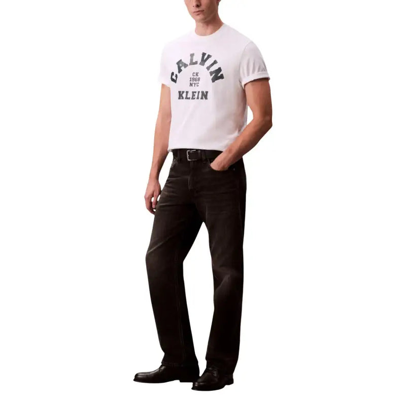 Calvin Klein Jeans Herren-T-Shirt aus weißer Baumwolle mit Rundhalsausschnitt und schwarzem Bogenmuster Calvin Klein Beschriftung und CK 1968 NYC Text