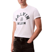 Calvin Klein Jeans Weißes Herren-T-Shirt aus Baumwolle mit Rundhalsausschnitt, schwarzem, geschwungenem Calvin Klein-Schriftzug und dem Aufdruck „CK 1968 NYC“.