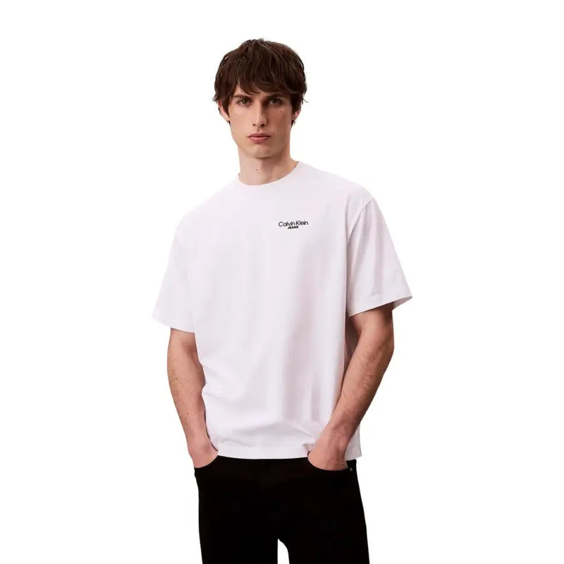 Calvin Klein Jeans Weißes Herren-T-Shirt aus Baumwolle mit kleinem schwarzen Logo auf der linken Brust, ideal für Frühling und Sommer.
