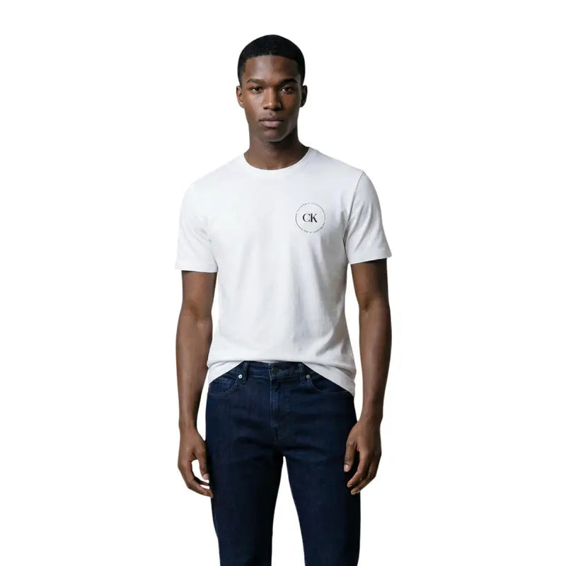 Weiß Calvin Klein Jeans Männer t-shirt mit einem kleinen schwarzen runden Logo aus Baumwolle auf der linken Brust.