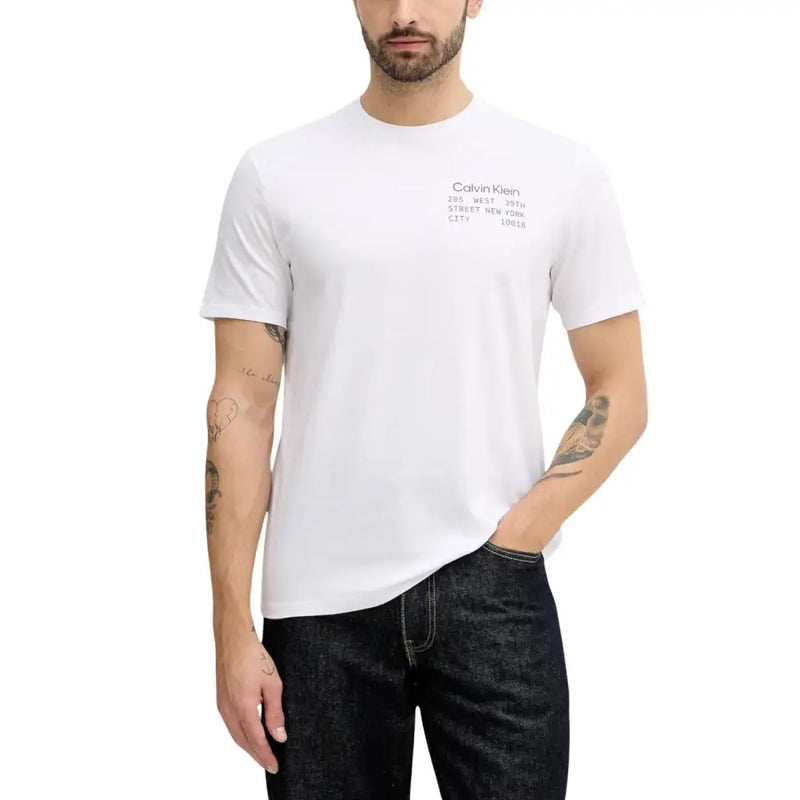 Calvin Klein Jeans Männer t-shirt Weißer Baumwollstoff mit minimalistischer schwarzer Textgrafik auf der Brust.