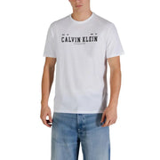Weiß Calvin Klein Jeans Männer t-shirt mit schwarzem Logo und dem Aufdruck „Gründung 1968“ auf der Brust