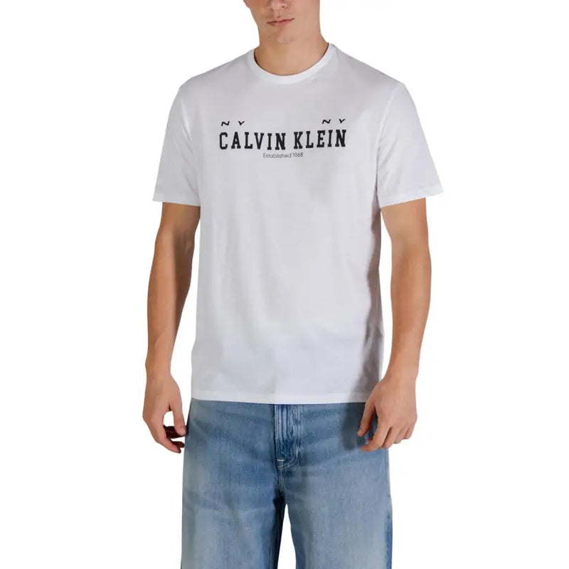 Weiß Calvin Klein Jeans Männer t-shirt mit schwarzem Logo und dem Aufdruck „Gründung 1968“ auf der Brust