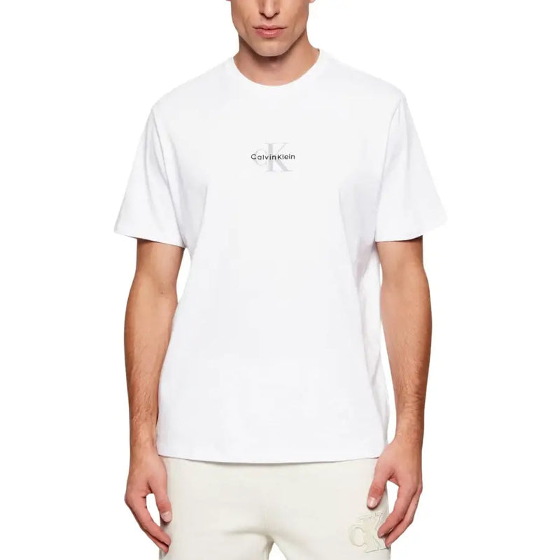 Weiße Calvin Klein Jeans für Herren t-shirt mit einem dezenten, minimalistischen Logo auf der Brust aus weichem Baumwollmaterial