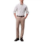 Ein Mann, der beige Chinos mit hochgekrempelten Ärmeln und schwarze Schuhe trägt Calvin Klein Jeans schwarze Baumwoll-Elastan-Hose