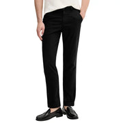 Schwarze, schmal geschnittene Chino-Hose mit dezenten Bügelfalten von Calvin Klein Jeans Herrenhosenkollektion