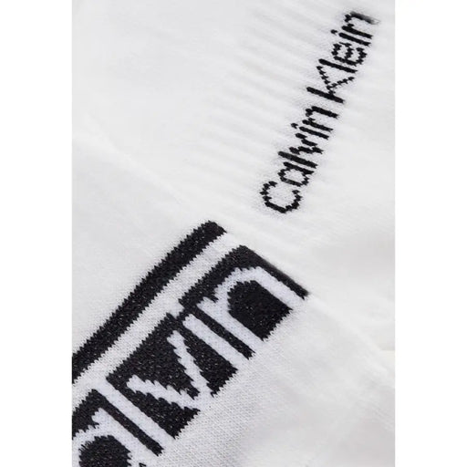 Weiß Calvin Klein Jeans Knöchelsocken mit schwarzem Stricklogo, entworfen für die Herrenunterwäschekollektion
