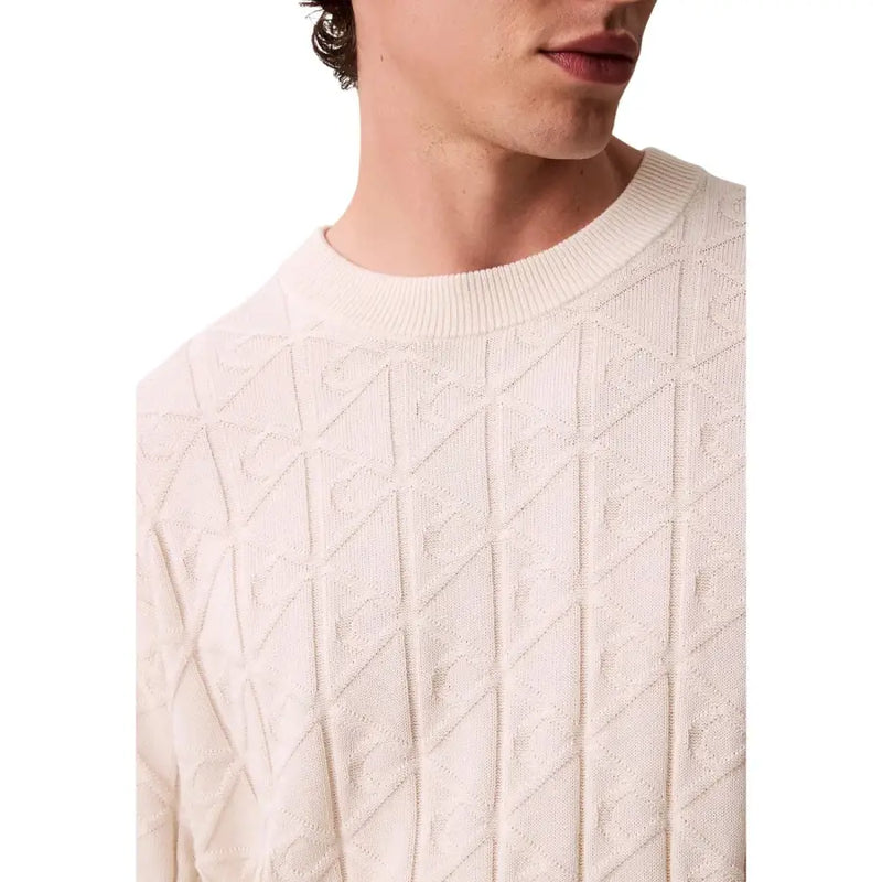 Cremefarbener Baumwollstrickpullover mit geometrischem Rautenmuster und geripptem Halsausschnitt von Calvin Klein Jeans Herrenkollektion