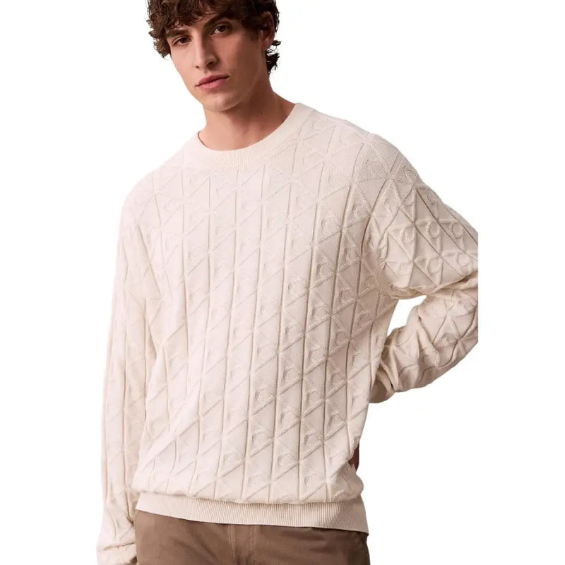 Cremefarbener, geometrischer Zopfstrickpullover aus Baumwolle mit strukturiertem Rautenmuster und gerippten Bündchen von Calvin Klein Jeans