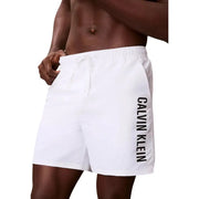 Weiße Calvin Klein Jeans-Badehose für Herren mit schwarzem, vertikalem Logo, aus Polyester, geeignet zum Baden