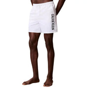 Weiße Calvin Klein Jeans Herren-Badehose aus Polyester mit schwarzem, vertikalem Logo an der Seite, geeignet für Badebekleidung