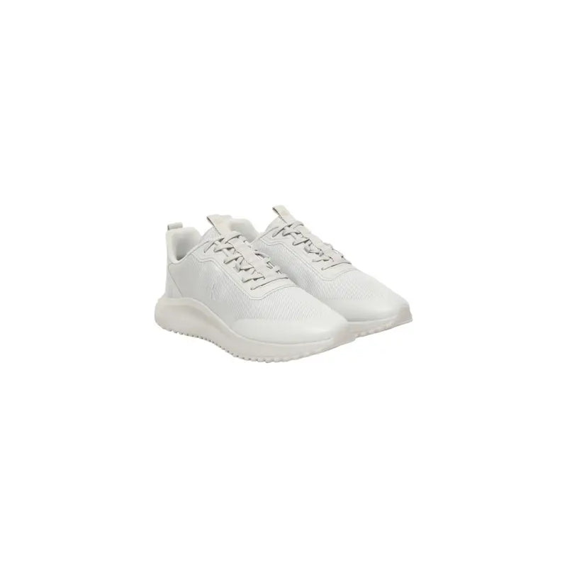 Calvin Klein Jeans Weiße, sportliche Herren-Sneaker aus weißem Mesh mit elegantem, minimalistischem Design und passenden Schnürsenkeln.