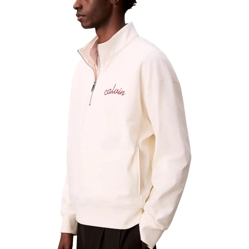 Calvin Klein Jeans Weißes Herren-Sweatshirt mit halbem Reißverschluss und dezentem, rot gesticktem Logo auf cremefarbenem Stoff
