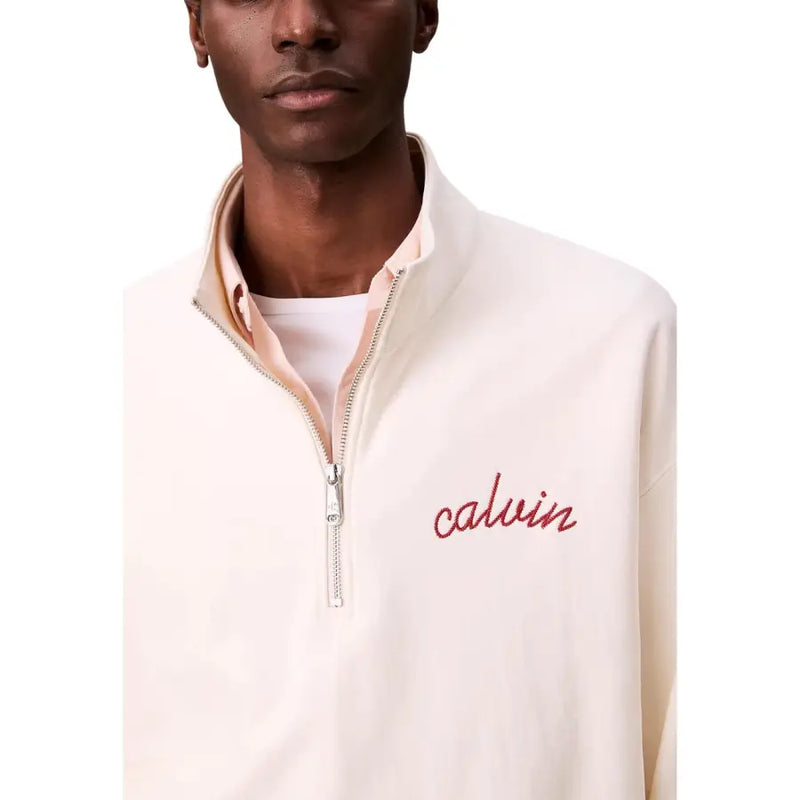Calvin Klein Jeans Weißer Herren-Pullover mit halbem Reißverschluss, cremefarbenem Innenkragen und rotem, gesticktem Logo