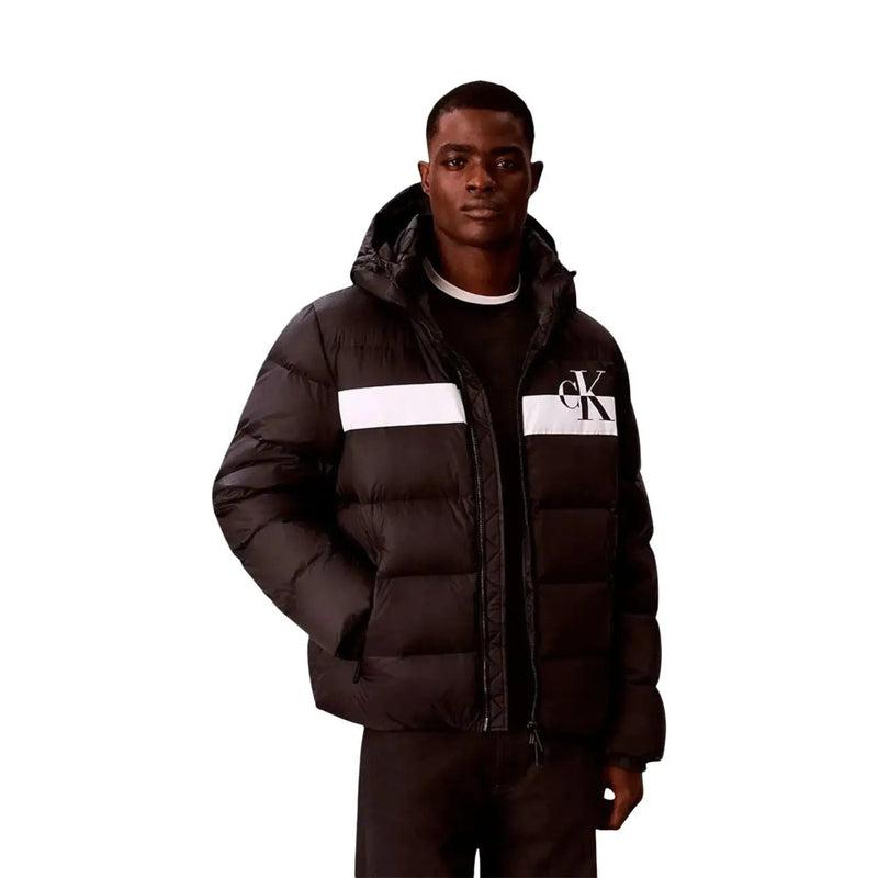 Calvin Klein Jeans Schwarze Steppjacke für Herren mit weißen Querstreifen und CK-Logo auf der Brust, Vorderansicht