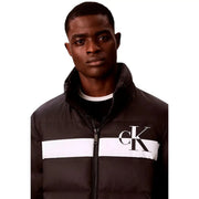 Calvin Klein Jeans Schwarze Steppjacke für Herren mit weißem Streifen und CK-Logo, Vorderansicht