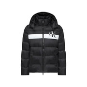 Calvin Klein Jeans Schwarze Steppjacke für Herren mit weißem Bruststreifen und CK-Logo, Vorderansicht