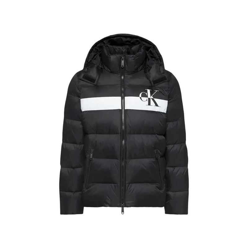 Calvin Klein Jeans Schwarze Steppjacke für Herren mit weißem Bruststreifen und CK-Logo, Vorderansicht