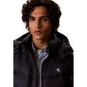 Calvin Klein Jeans Schwarze Steppjacke für Herren mit gesteppter Struktur und weißem CK-Logo, Vorderansicht
