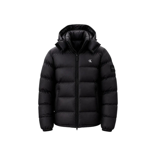 Calvin Klein Jeans Schwarze Steppjacke für Herren mit Kapuze und dezentem Logo auf Brust und Ärmel, Vorderansicht