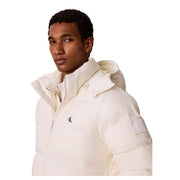 Calvin Klein Jeans Damen-Steppjacke in Creme mit gestepptem Design und schwarzem Logo auf der Brust, Vorderansicht