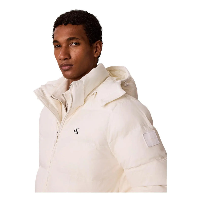 Calvin Klein Jeans Damen-Steppjacke in Creme mit gestepptem Design und schwarzem Logo auf der Brust, Vorderansicht
