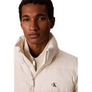 Calvin Klein Jeans Steppjacke für Herren in Creme mit gesteppter Struktur und schwarzem CK-Logo, Vorderansicht