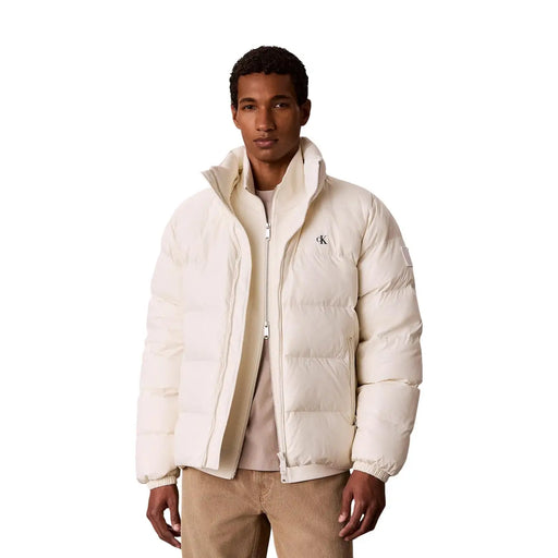 Calvin Klein Jeans Damen-Steppjacke in Creme mit Steppmuster und schwarzem Logo, Vorderansicht