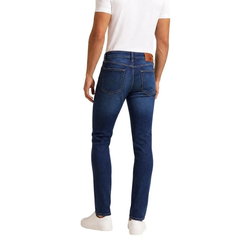 Calvin Klein Jeans Schmal geschnittene Herrenjeans aus dunkelblauem Denim mit braunem Lederpatch am Bund, Vorderansicht
