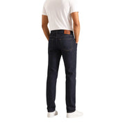 Calvin Klein Slim-Fit-Jeans für Herren aus dunkelindigofarbenem Denim mit braunem Leder-Markenpatch, Rückansicht