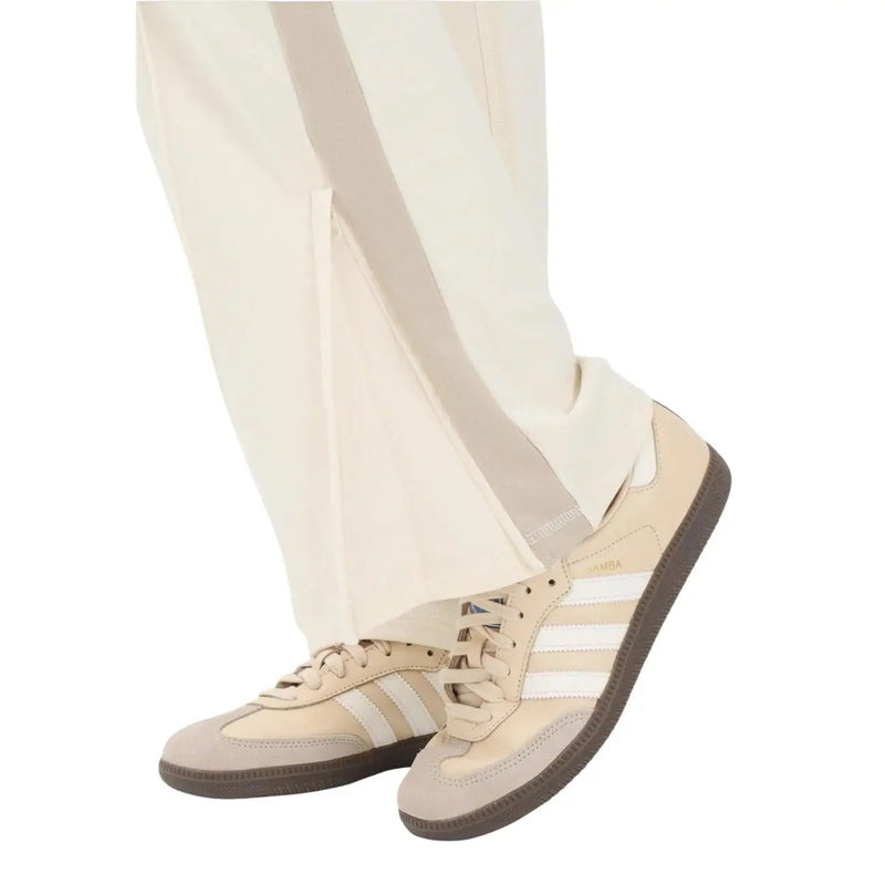 Beige adidas Samba Sneaker mit weißen Streifen und braunen Gummisohlen, kombiniert mit Calvin Klein Jeans beige Baumwollhose für Damen