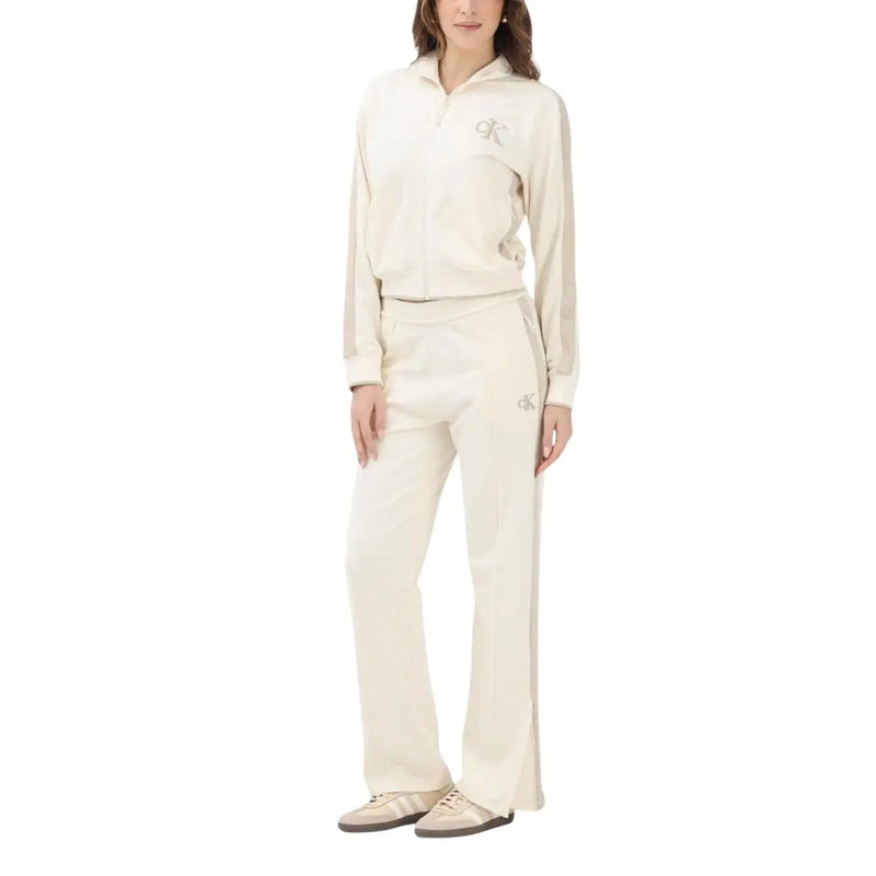 Beige Baumwoll-Jeans von Calvin Klein für Damen mit dezenten, gestickten Logos am Oberschenkel und passendem Reißverschluss-Trainingsanzug top