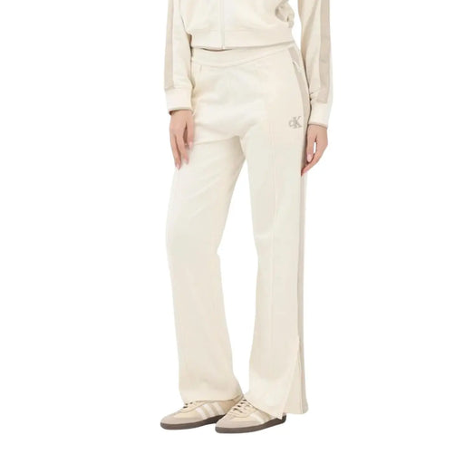 Calvin Klein Jeans Beige Baumwollhose für Damen mit cremefarbenem Trainingshöschen, Seitenschlitz und gesticktem Logo