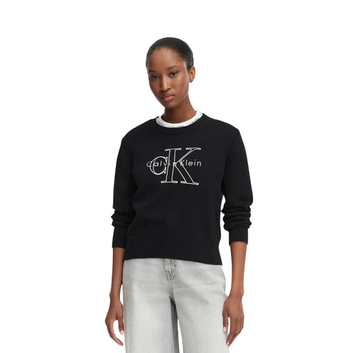 Calvin Klein Jeans Schwarzer Damen-Strickpullover aus Baumwolle mit weißem, gesticktem Logo und perlenartigem Halsausschnittbesatz.