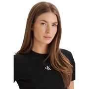 Schwarze Baumwolle Calvin Klein Jeans Damen-T-Shirt mit Rundhalsausschnitt und weißem, auf die linke Brustseite gesticktem CK-Logo.