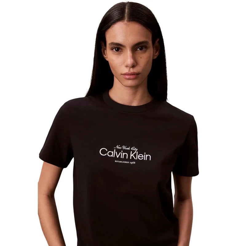 Schwarzes Baumwoll-T-Shirt von Calvin Klein Jeans für Damen mit Rundhalsausschnitt und weißem New York City- und Logo-Print auf der Brust