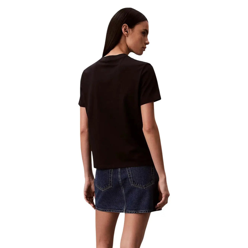 Schwarzes, kurzärmeliges Baumwollhemd Calvin Klein Jeans Ein Model trägt ein schlichtes Damen-T-Shirt mit Rundhalsausschnitt.
