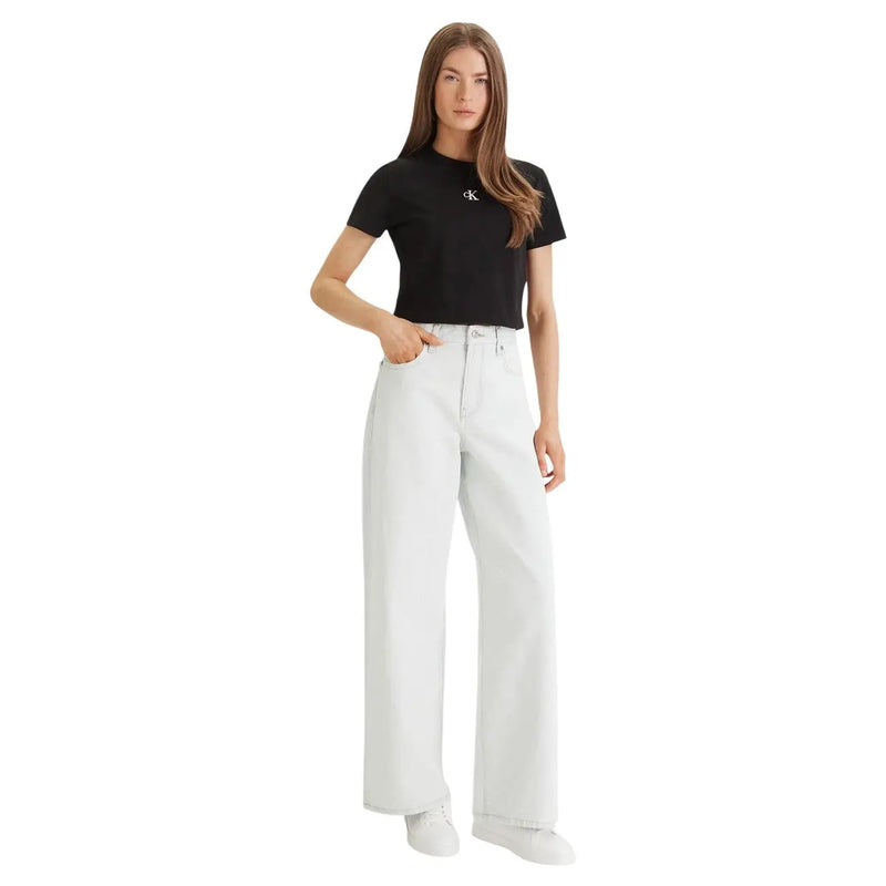 Weiße, weit geschnittene Jeans, kombiniert mit einem Calvin Klein Jeans Schwarzes Damen-T-Shirt aus Baumwolle mit Rundhalsausschnitt, Vorderansicht