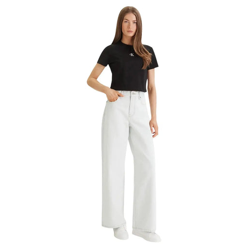 Weiße, weit geschnittene Jeans, kombiniert mit einem Calvin Klein Jeans Schwarzes Damen-T-Shirt aus Baumwolle mit Rundhalsausschnitt, Vorderansicht