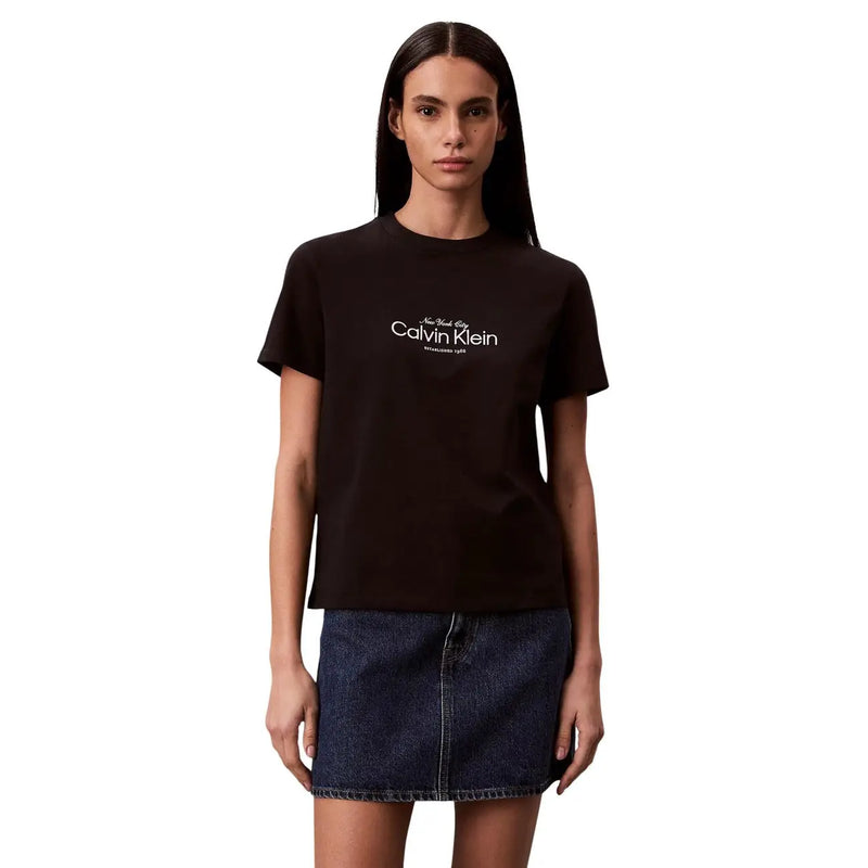 Schwarzes Baumwoll-T-Shirt mit Rundhalsausschnitt für Damen von Calvin Klein Jeans mit weißem New York City und Calvin Klein Logodruck