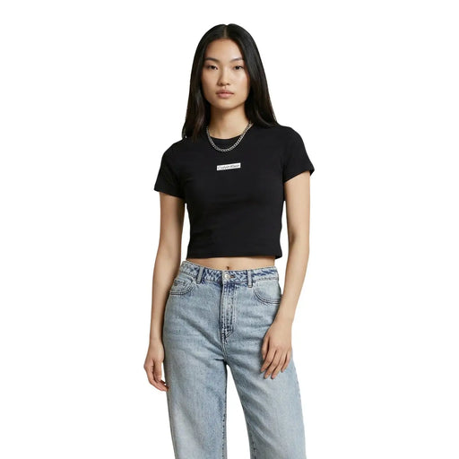 Calvin Klein Jeans Schwarzes, kurzes Damen-T-Shirt aus Baumwolle mit Rundhalsausschnitt und weißem, rechteckigem Logo-Patch auf der Brust
