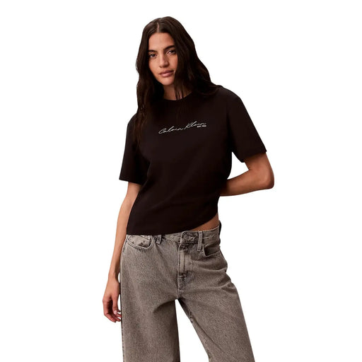Calvin Klein Jeans schwarze Baumwoll-Crop-Jeans für Frauen t-shirt mit weißem, auf die Brust gesticktem Logo.