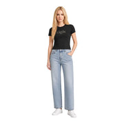 Schwarz Calvin Klein Jeans Klassisches, kurzes Damen-T-Shirt aus Baumwolle mit weißem Logo, kombiniert mit hellen Jeans und weißen Sneakers.
