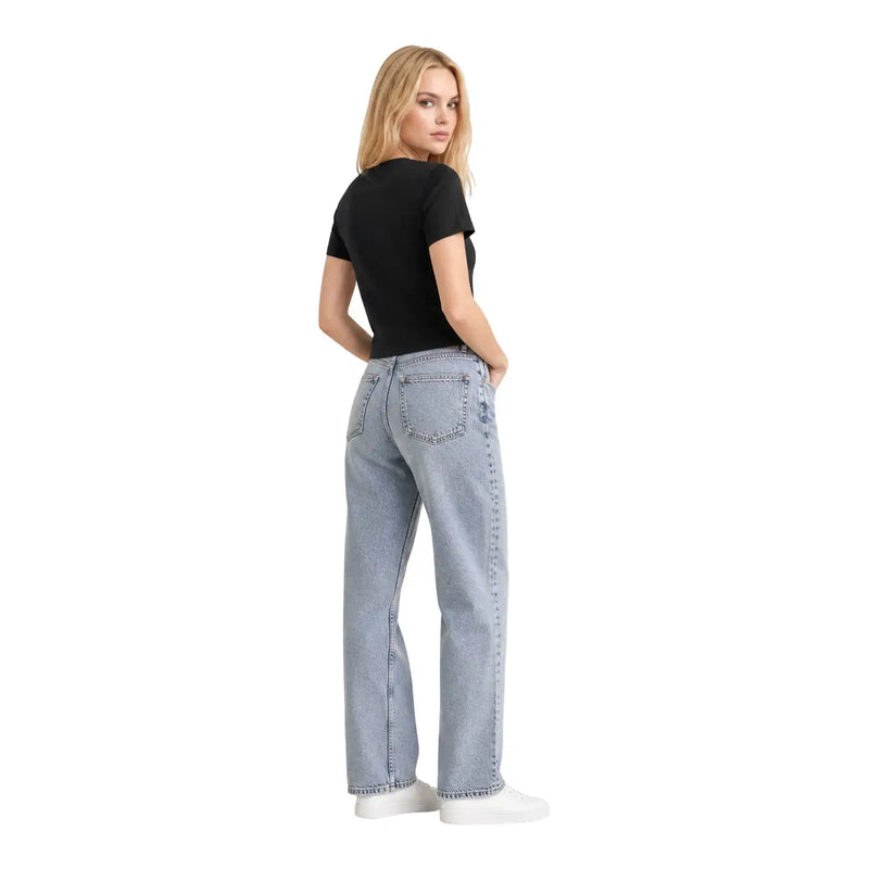 Calvin Klein Jeans Damen schwarzes kurzes Baumwoll-T-Shirt im klassischen Stil, abgebildet mit hellen Jeans, Rückansicht