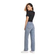 Rückseite einer hellen Jeans aus Denim mit lässigem, geradem Bein und klassischen Gesäßtaschen für die Freizeit.