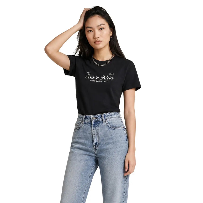 Calvin Klein Jeans Schwarzes, kurzes Damen-T-Shirt aus Baumwolle mit weißem Est-Print im klassischen Design