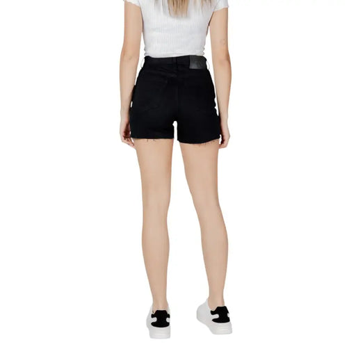 Calvin Klein Jeans Schwarze, hochgeschnittene Baumwollshorts für Damen mit ausgefranstem Saum