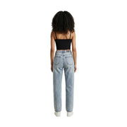 Hellblaue Jeans mit hohem Bund und geradem Bein, kombiniert mit einem schwarzen Baumwoll-Sweatshirt von Calvin Klein für Damen mit eckigem Ausschnitt. top