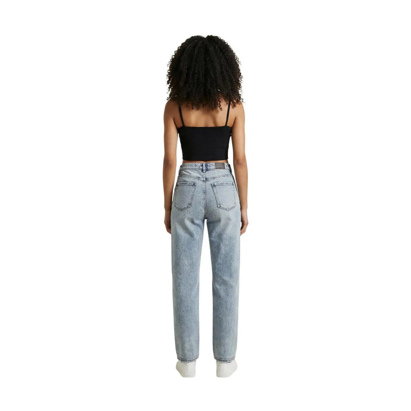 Hellblaue Jeans mit hohem Bund und geradem Bein, kombiniert mit einem schwarzen Baumwoll-Sweatshirt von Calvin Klein für Damen mit eckigem Ausschnitt. top