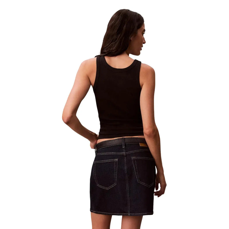 Schwarzer Jeans-Minirock von Calvin Klein für Damen mit weißen Ziernähten und braunen Ledergürtelschlaufen, kombiniert mit ärmellosem Oberteil top